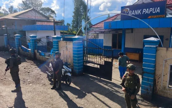 Satgas ODC Bagikan Bahan Makanan dan Amankan Objek Vital di Sugapa