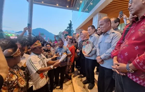 Masyarakat Adat Saireri, Mamta-Tabi Serahkan Dukungan Papua Utara ke Baleg DPR RI