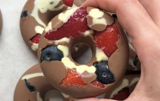 Berry Chocolate Donut, Jajanan Manis yang Bikin Penasaran