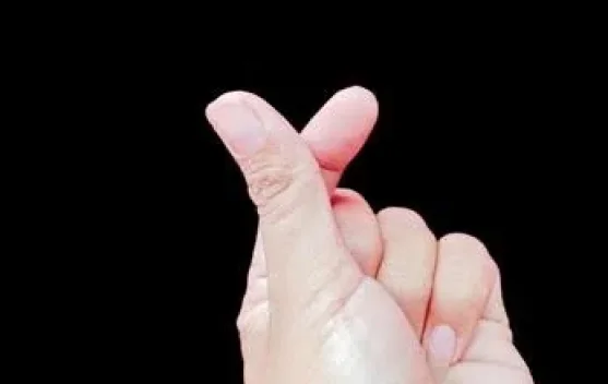 Melacak Jejak Populer Pose Finger Heart Idol Korea