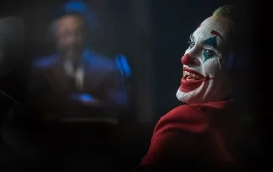Mengapa Joker Bisa Tertawa di Situasi yang Tidak Lucu?