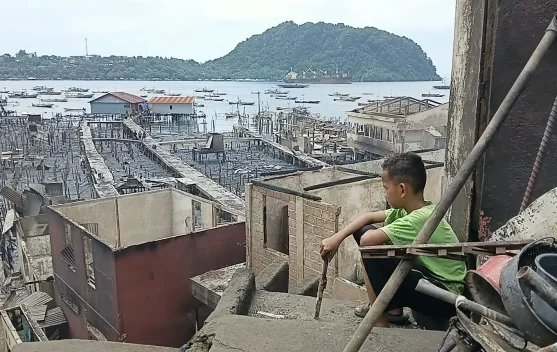 17 Anak Tangga dan Sepiring Nasi: Perjuangan Rezky Mengais Harapan dari Puing Rumah