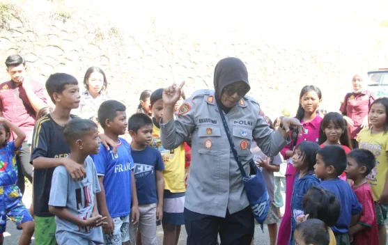 Polda Papua Berikan Trauma Healing bagi Anak Korban Kebakaran di Kota Jayapura