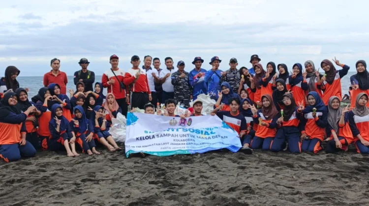 Ratusan Siswa Bersama TNI/Polri Bersih Sampah di Pesisir