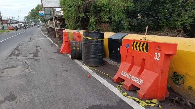 Pengendara Motor Tersungkur Diduga Tabrak Drum Penanda Jembatan