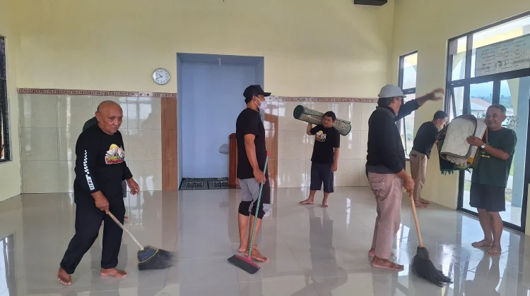 Bikersmu Lumajang Bersihkan Masjid jelang Bulan Penuh Berkah