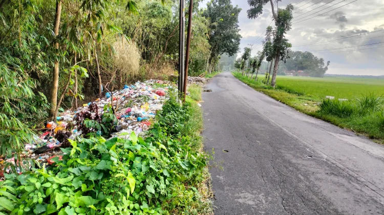 Pengguna Jalan Gamberono Keluhkan Tumpukan Sampah Busuk