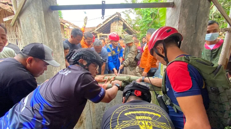 Warga Tamankrocok Jatuh ke Sumur Kering