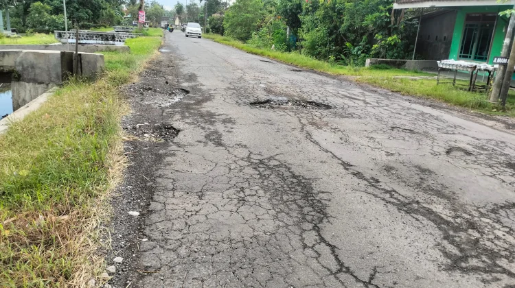 Pengguna Jalan Pripinsi Gambirono Keluhkan Jalan Rusak