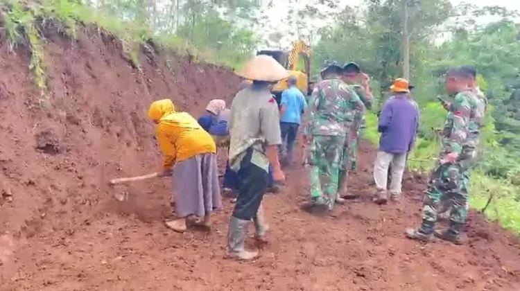 Pengerjaan Proyek TMMD Dibantu Kalangan Ibu
