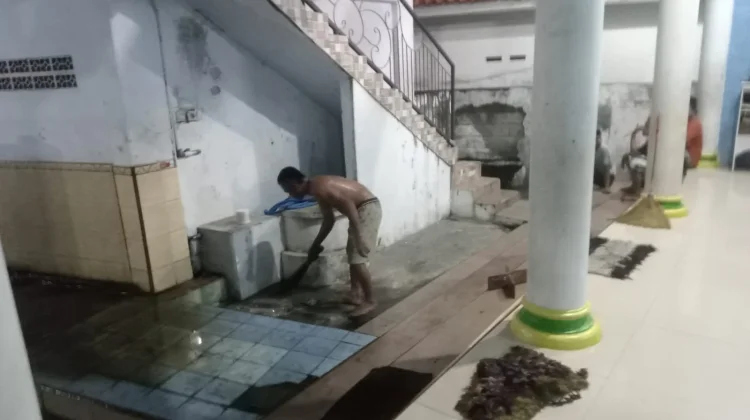 Umat Muslim di Lumajang Membersihkan Masjid Menjelang Ramadhan
