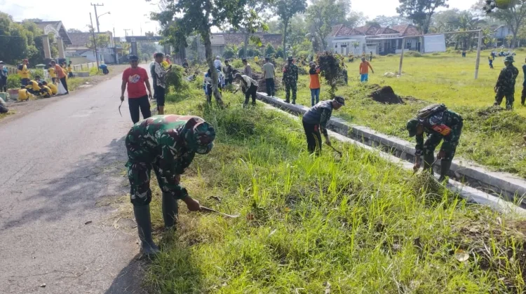 Menjelang Ramadan, Warga Rowokangkung Lumajang Bersihkan Lingkungan