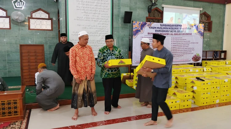 Awali Ramadan, Ponpes Al-Islah Berikan Kurma Berton-ton
