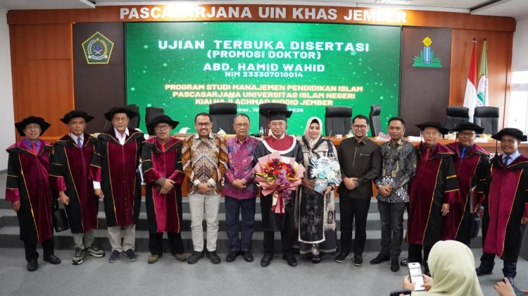 Bupati Bondowoso Raih Gelar Doktor Cumlaude