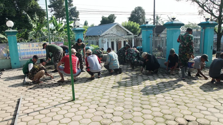 Lintas Agama Lumajang Bersihkan Masjid jelang Ramadhan