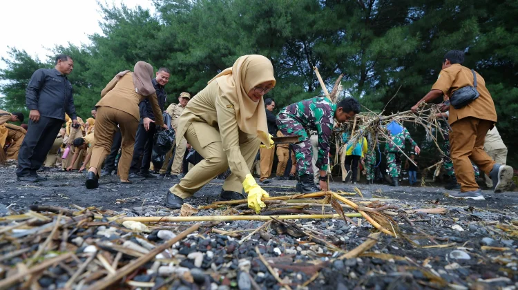 Ribuan Warga Bersihkan Pantai Banyuwangi