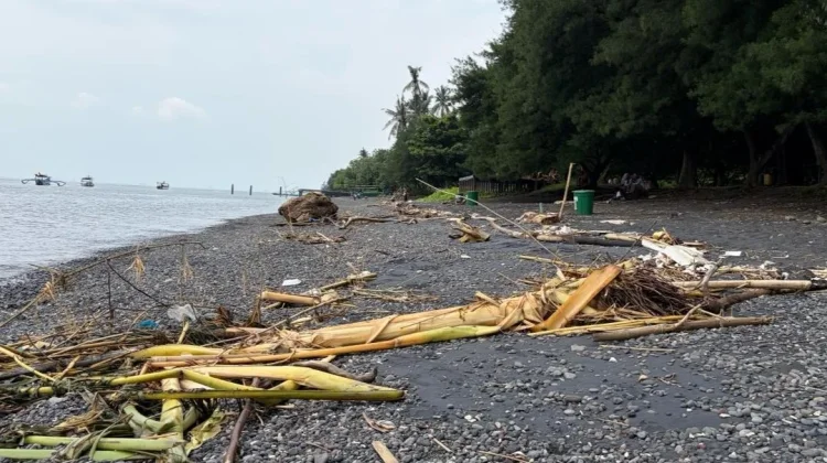 Sampah Kiriman Penuhi Pantai Banyuwangi