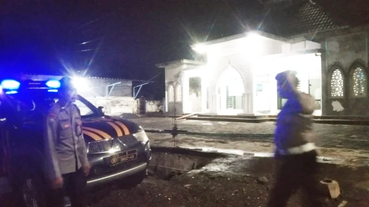 Polisi Padang Lumajang Amankan Sholat Tarawih