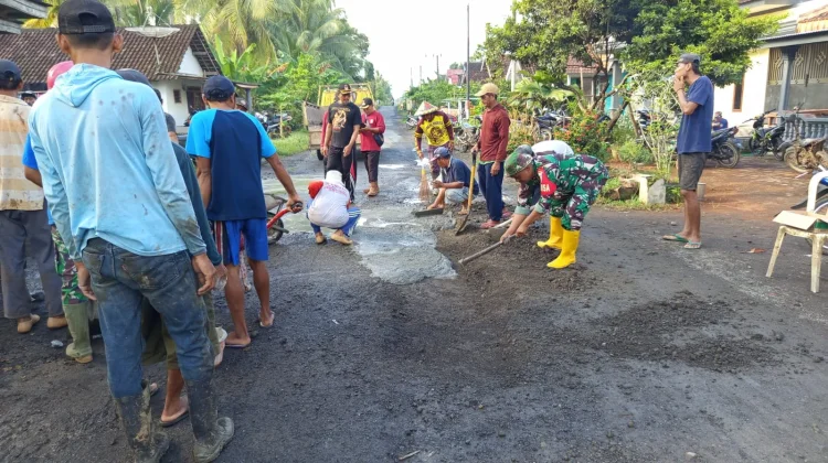 Warga Tempursari Perbaiki Jalan Cegah Lakalantas