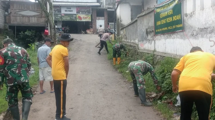 Warga Padang Lumajang Bersihkan Fasum Sambut Ramadhan