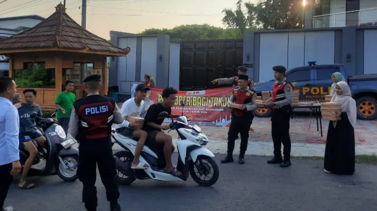 Polres Situbondo Bagi-bagi Takjil Awal Ramadhan