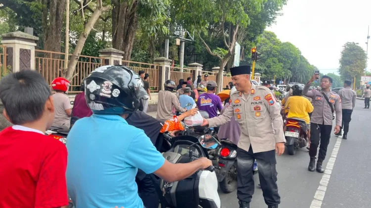 Takjil Polres Bondowoso Warnai Ngabuburit Warga