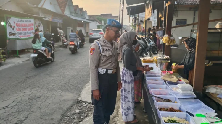 Petugas Amankan Pasar Takjil di Lumajang