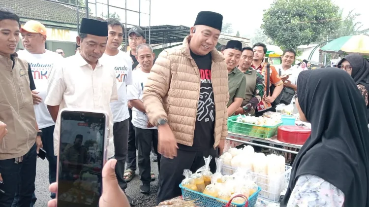 Tinjau Pasar Ramadhan di Sumbermalang, Pedagang Dihadiahi Tenda
