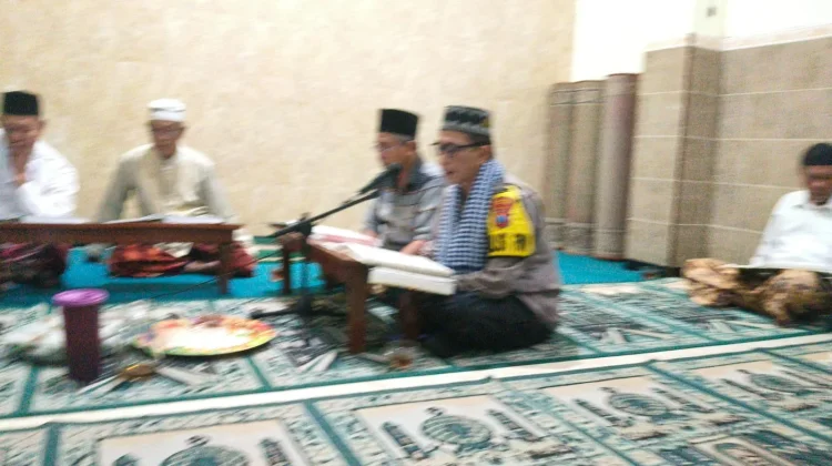 Polisi di Lumajang Tadarus Al Quran di Bulan Ramadhan