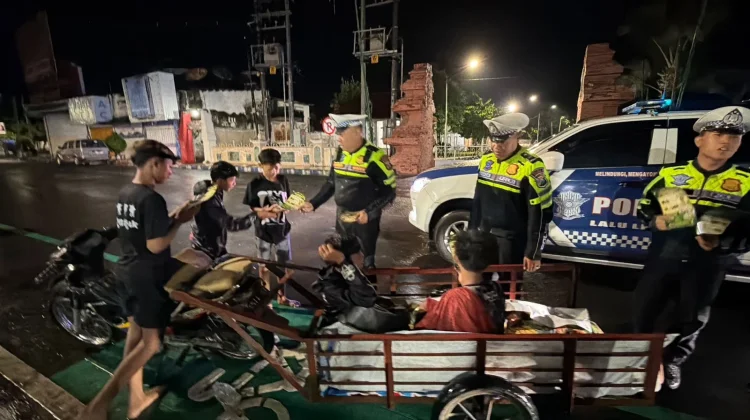Patroli Sahur, Satlantas Bagikan Nasi Buat Pekerja Jalanan