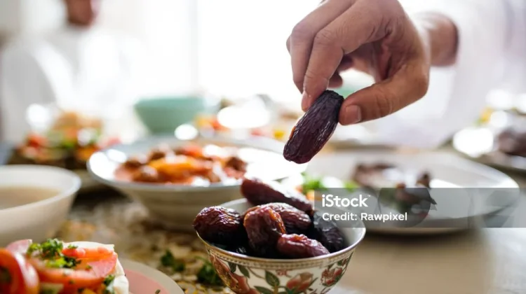 Bahaya Mengonsumsi Makanan Berlebihan saat Berbuka Puasa
