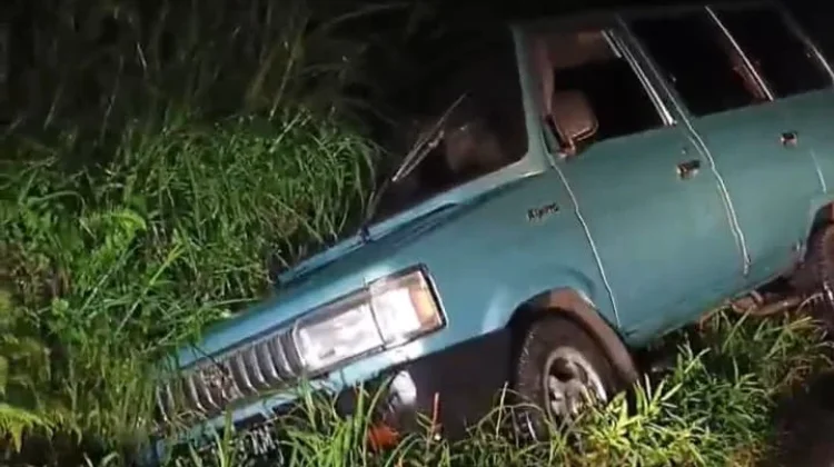 Hujan Deras, Minibus Terperosok di Jalan Maskuning