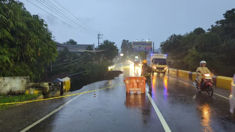 Hujan Deras Sebabkan Banjir dan Jembatan Ambles