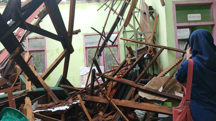 Perpustakaan SDN Sumber Salam 2 Ambruk