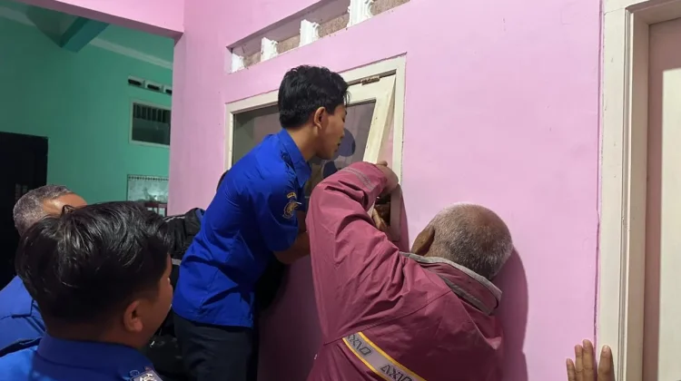 Damkar Bondowoso Evakuasi Balita Terkunci Kamar