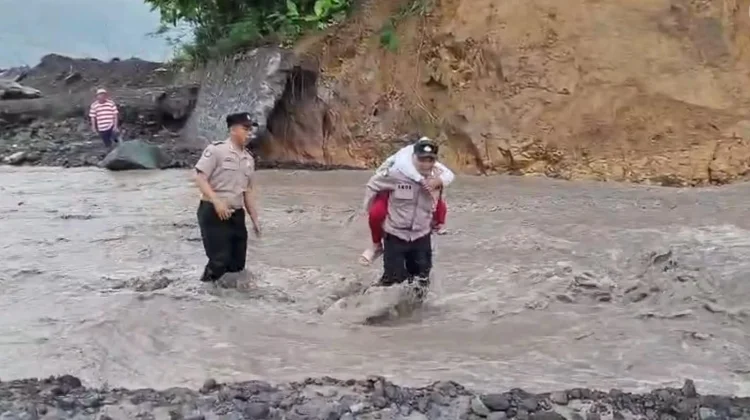 Polisi di Lumajang Bantu Siswa Menyeberangi Lahar Dingin