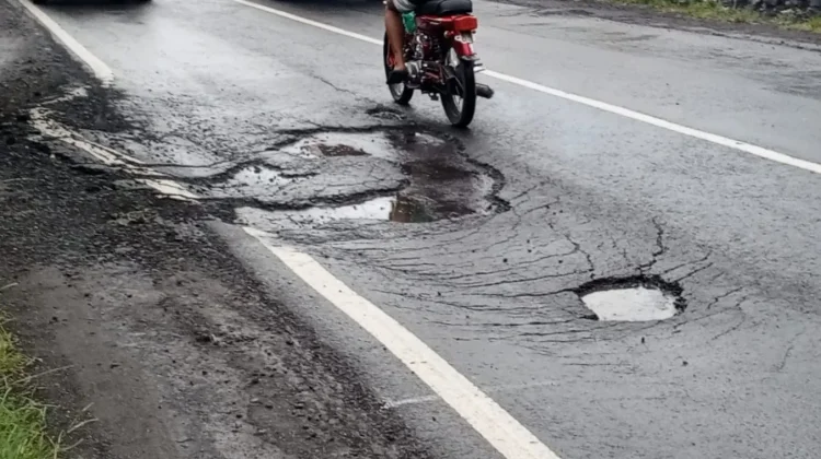 Menjelang Arus Mudik Balik Lebaran Jalan Propinsi di Lumajang Dikeluhkan Warga