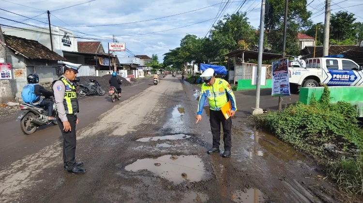 Jalan Berlubang Diduga Picu Laka di Kencong, Seorang Pelajar Tewas
