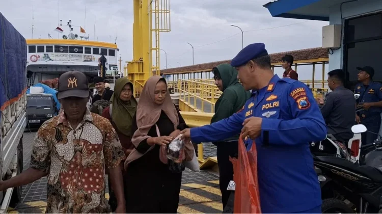 Satpolairud Bagi Takjil ke Penumpang Kapal Kepulauan