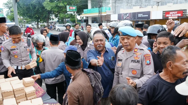 Polres Bareng Wartawan Bagi-bagi Takjil depan Mako