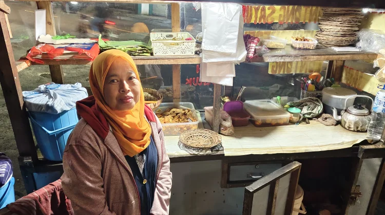 13 Tahun Ibu Mujiati Menggerakkan Ekonomi Malam di Jember