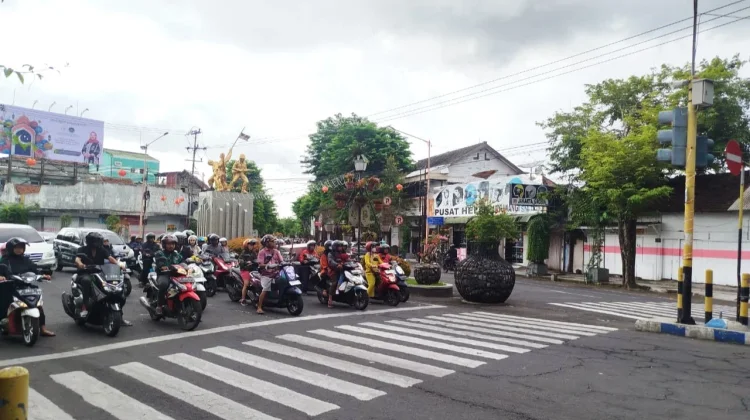 Unik, Banyuwangi Sosialisasi Waspada Pinjol Ilegal di Traffic Light