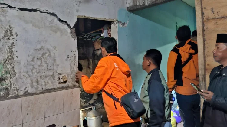 Longsor Blindungan Rusak Lima Rumah Warga