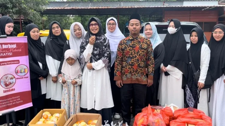 Komunitas Izzati Berbagi Takjil di Ibnu Katsir