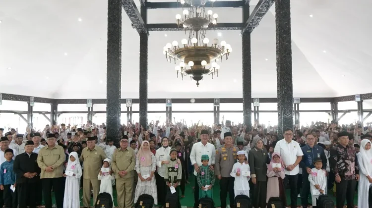 Seribu Anak Yatim di Lumajang Terima Santunan Ramadan