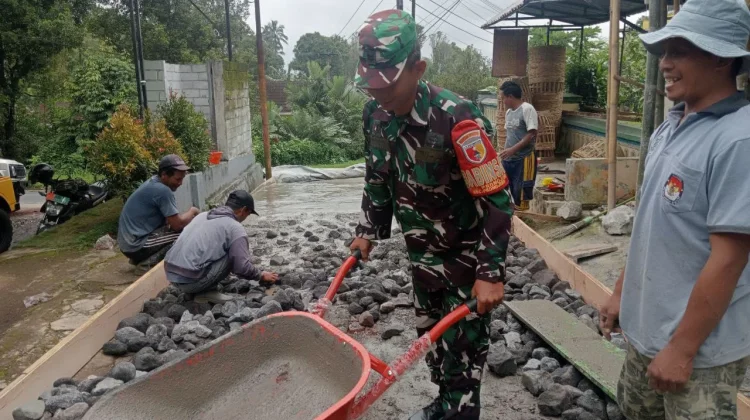 Warga Pronojiwo Lumajang Perbaiki Jalan Tidak Layak