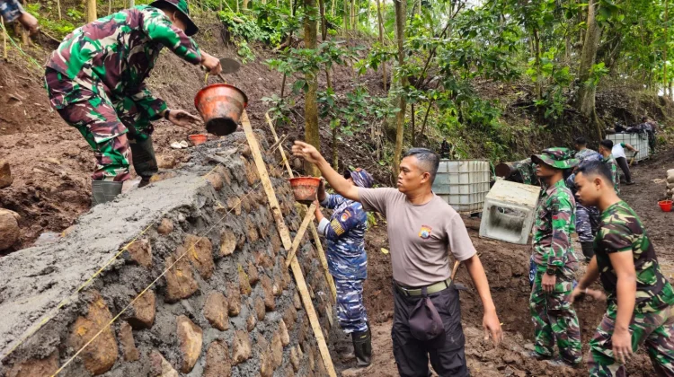 TNI/Polri Bersama Masyarakat Bangun Plengsengan Program TMMD
