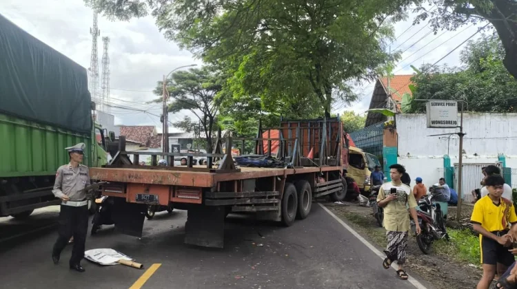 Tiga Truk Terlibat Tabrakan di Wongsorejo Banyuwangi