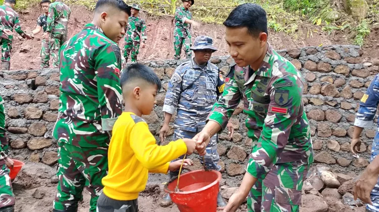 Antusiasme Anak-anak Ikut Bangun Gorong-gorong Program TMMD