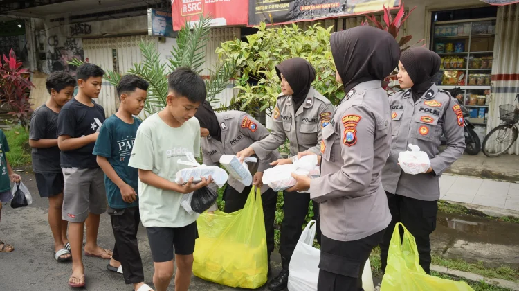 Polwan Polres Bondowoso Bagikan Ratusan Takjil